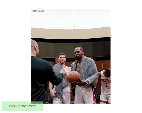 火箭更衣室狂欢泼水庆祝杜兰特超越乔丹 赤膊领取比赛用球激情满场